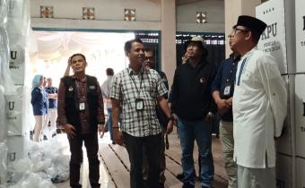 Photo Ketua Bawaslu OKU Dampingi PJ Bupati OKU Saat Pantau Gudang KPU OKU 
