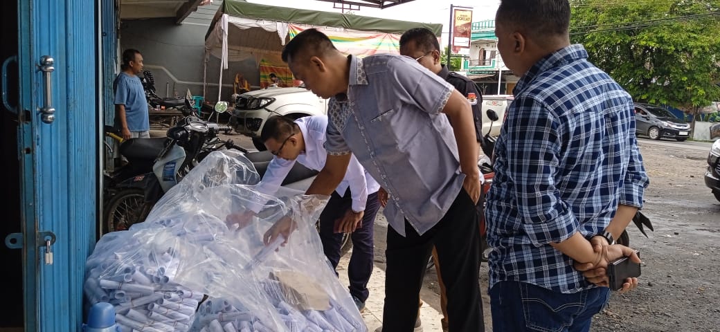 Syarkani Saat Melakukan Pengawasan Melekat di gudang Logistik KPU OKU