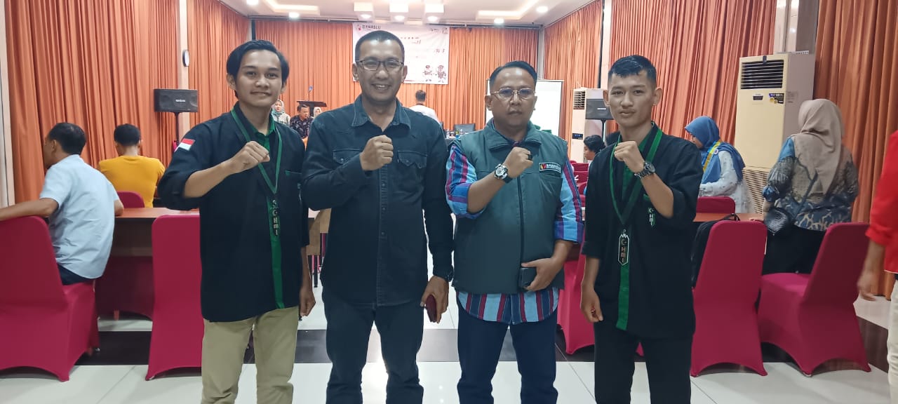 Ketua Bawaslu OKU Yudi Risandi dan Ahmad Kabul Saat  Photo Bersama dengan  Peserta Partisisptif 