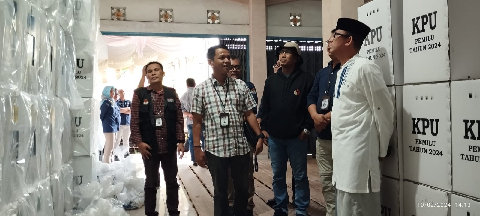 Photo Ketua Bawaslu OKU Dampingi PJ Bupati OKU Saat Pantau Gudang KPU OKU 