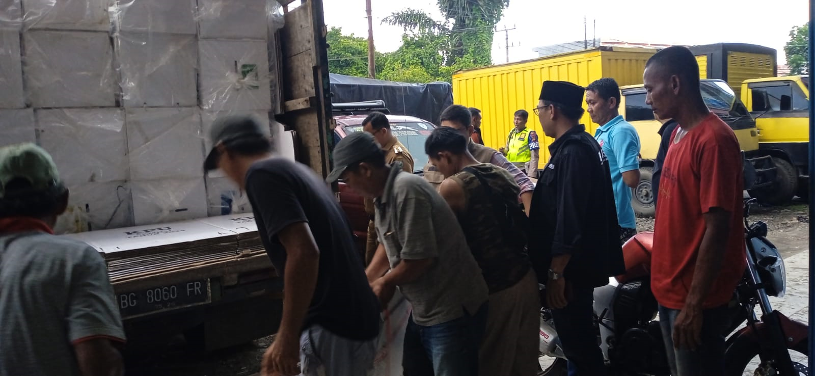 Photo Ketua Bawaslu OKU Saat Melakukan Pengawasan di gudang logistik   