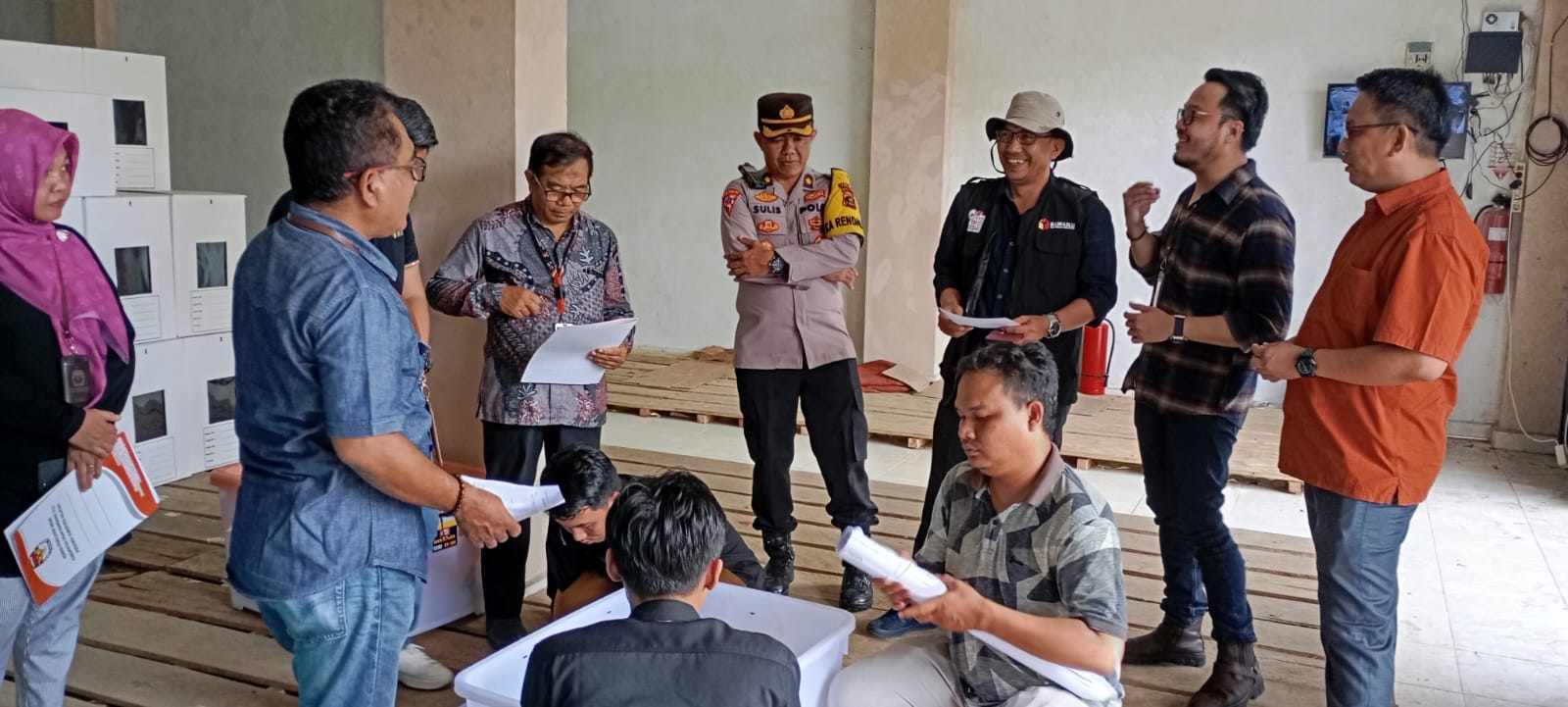 Photo Suasana Pembukaan Kotak Suara di Gudang KPU OKU