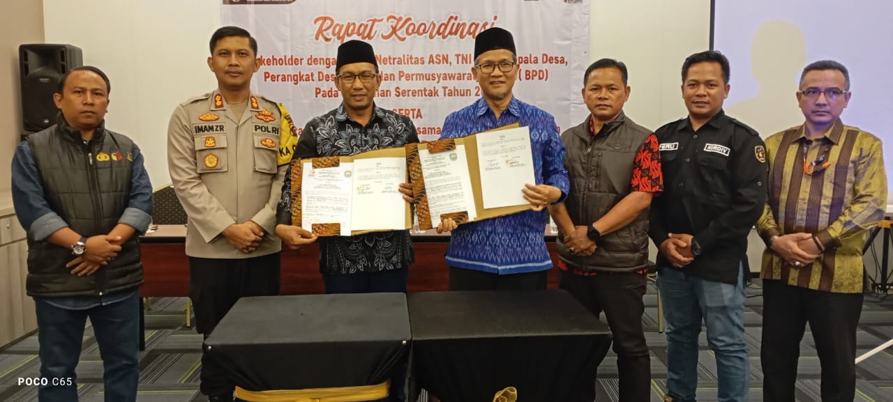 Photo Bersama Penantangan tangan Netralitas ASN di ZURI Hotel 9-10 Agustus 2024