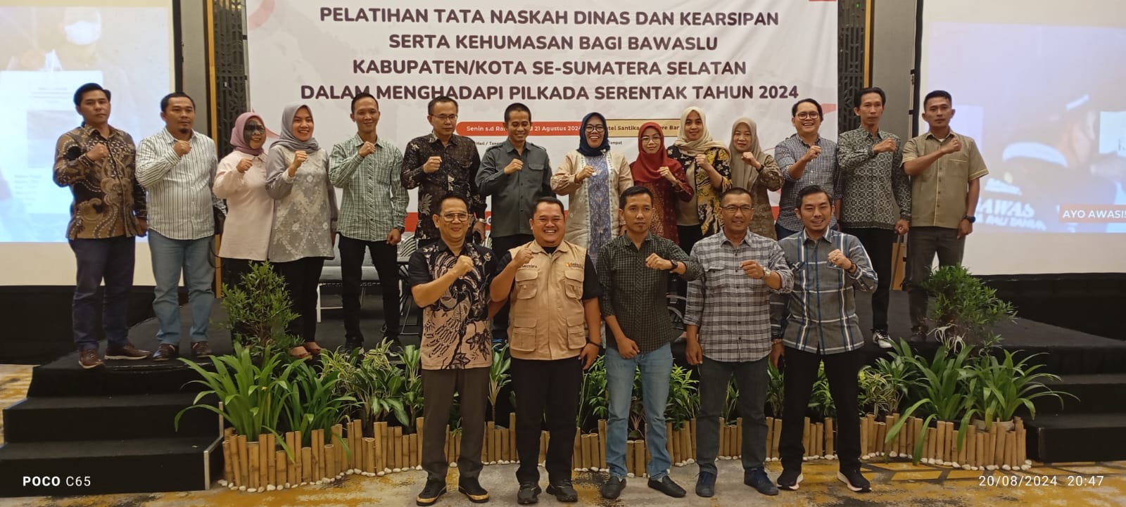 Photo Peserta Rapat Dengan Masuryati Saat Penutupan acara 