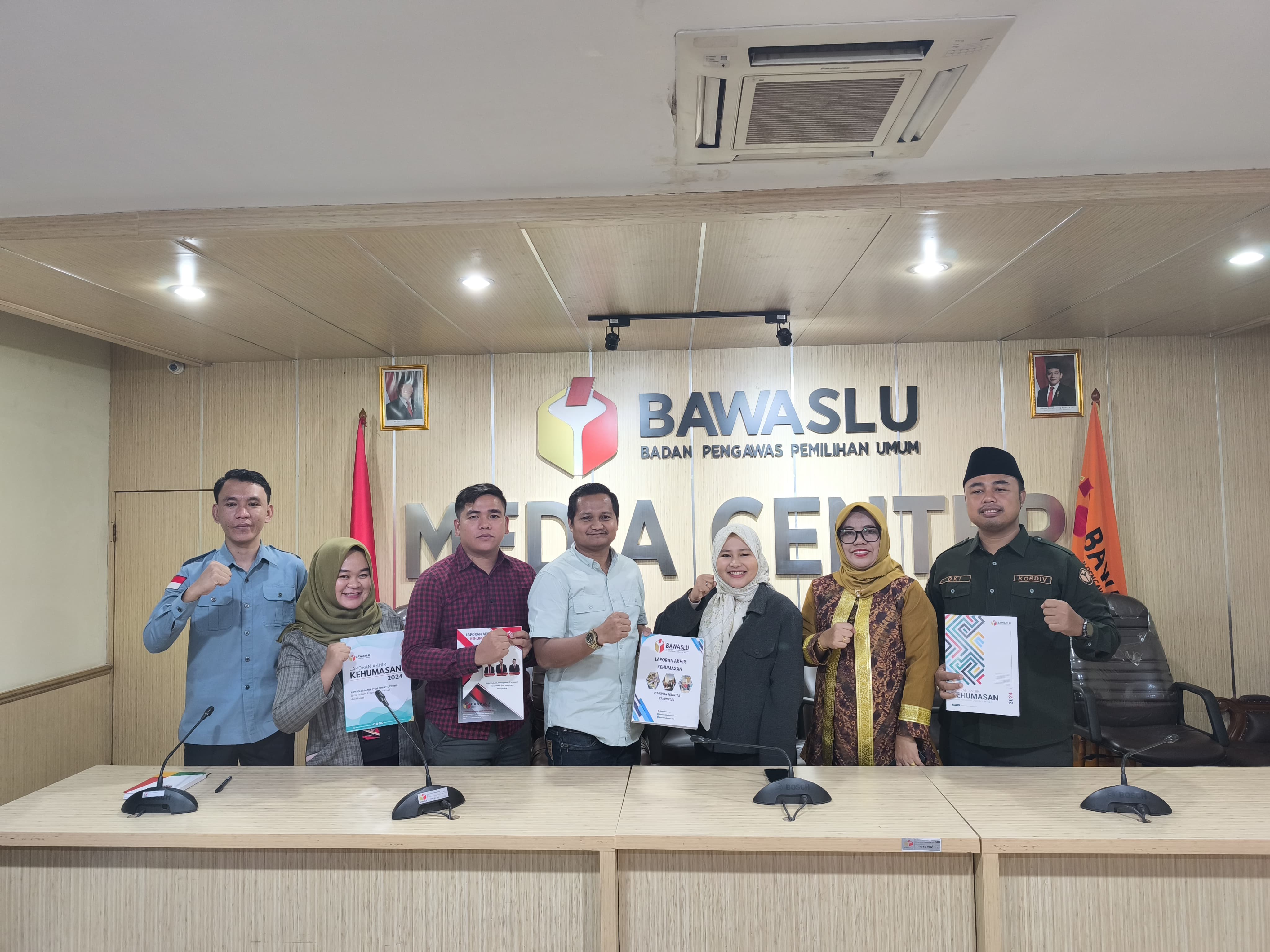 Photo Pernyerahan laporan kehumasan dan HP2H. 