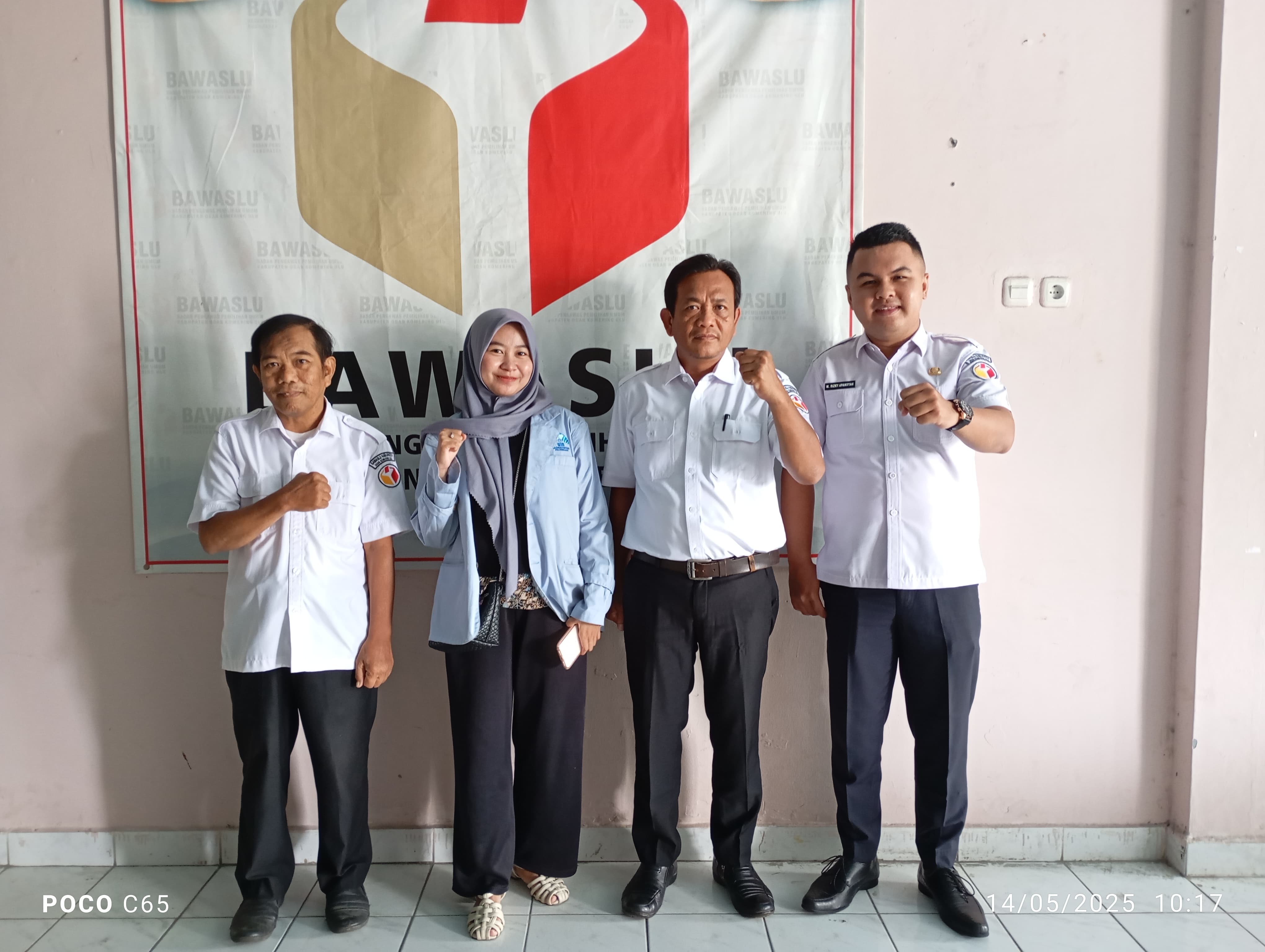 Photo Bersama Mahasiswa IAIN Raden Fatah Palembang Bersama Kasubag Dan PNS Bawaslu OKU.