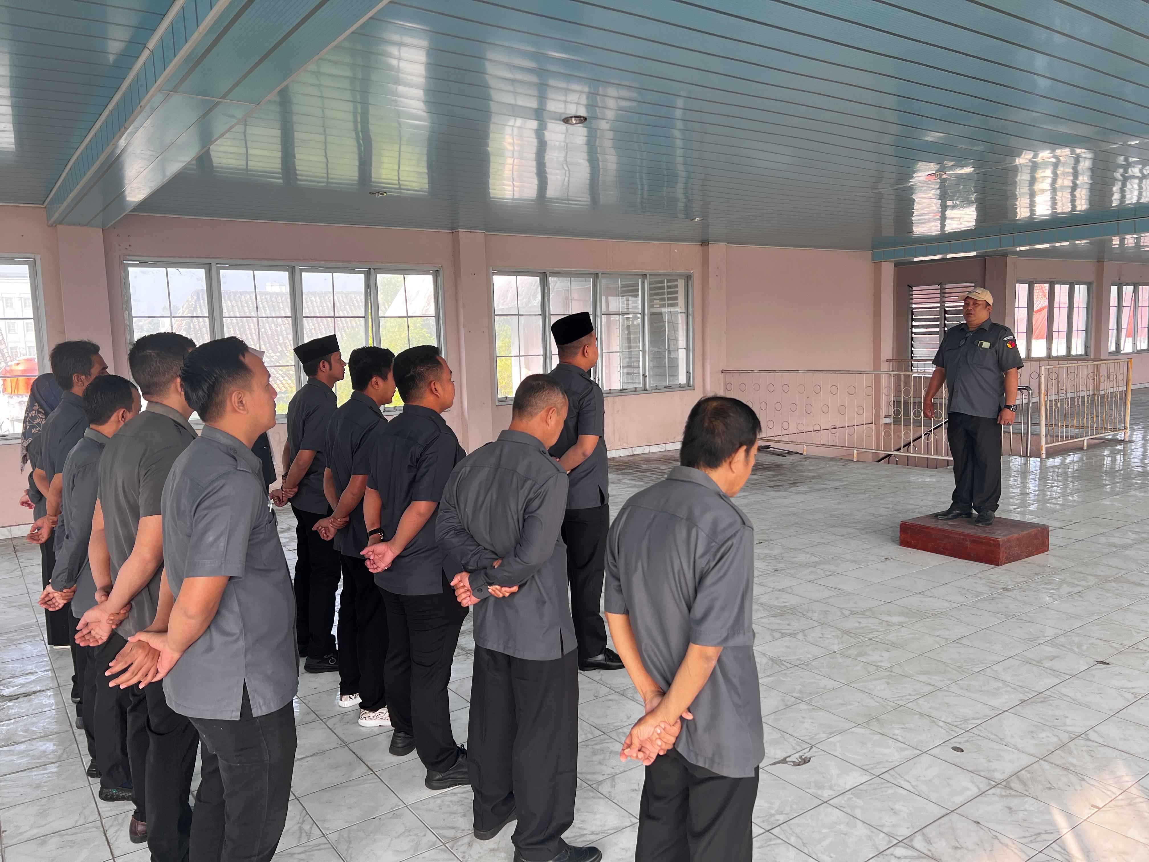 Kegiatan Apel Senin Pagi di Bawaslu OKU