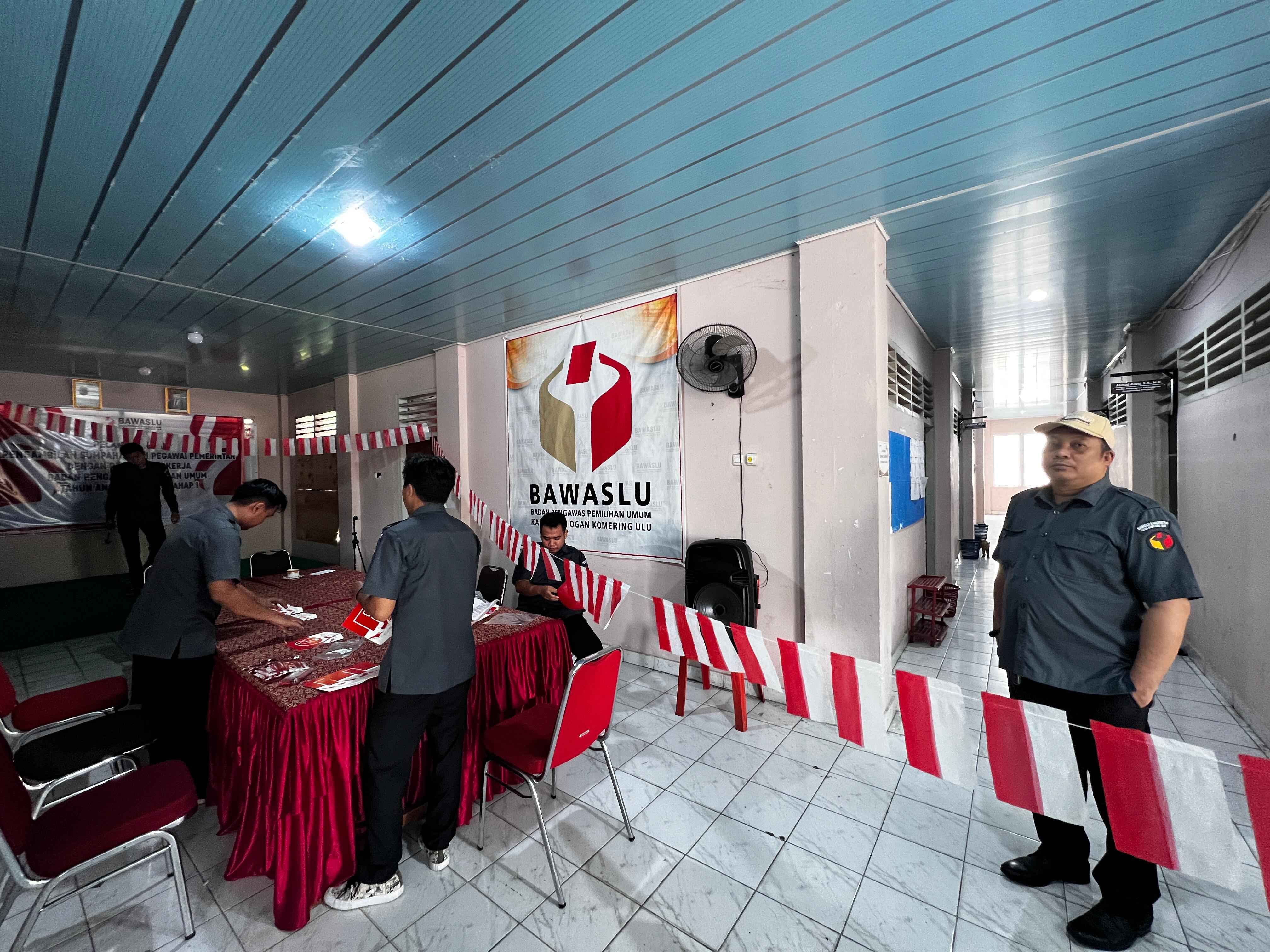 PHOTO DEKORASI KANTOR BAWASLU OKU