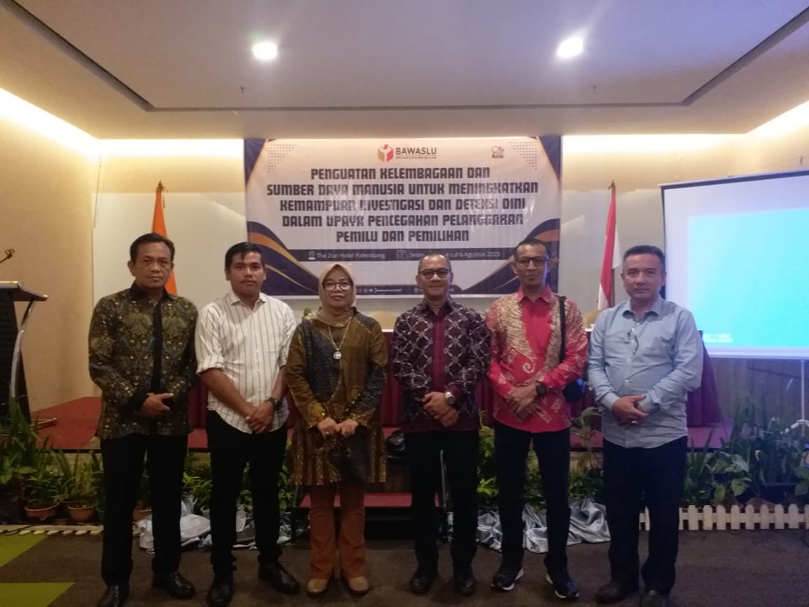 PHOTO  KETUA BAWASLU OKU,KASEK, DAN KASUBAG DAN PIMPNAN BAWASLU SUMSEL 