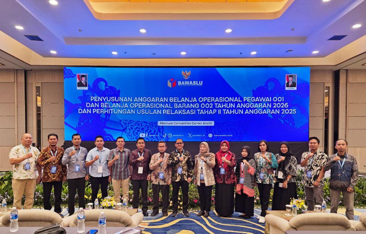 Photo Ketua, Kasubag dan staf PPPK Bawaslu OKU