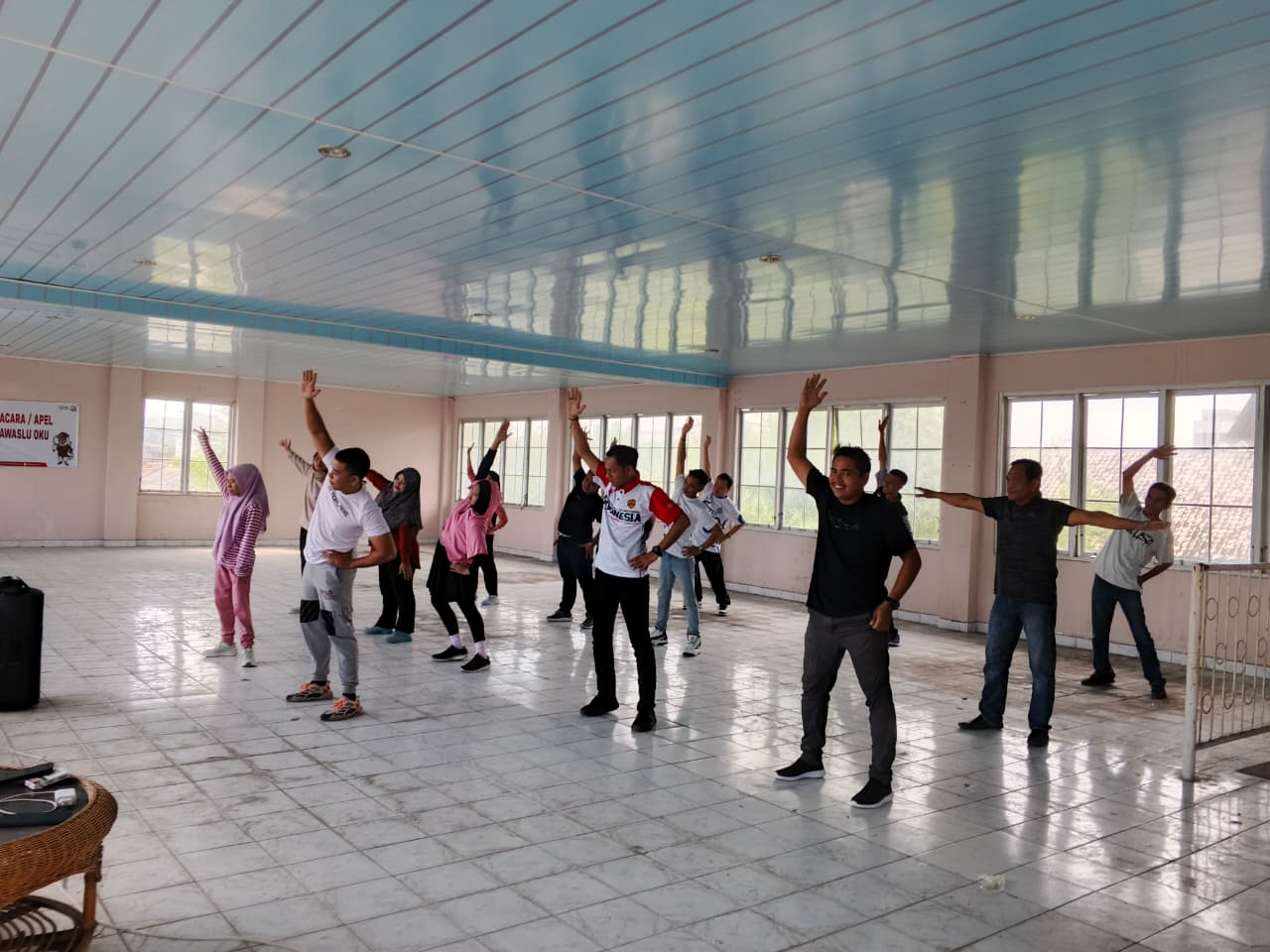 Photo Ketua, Kasubag dan Para ASN dan Tenaga Pendukung senam bersama