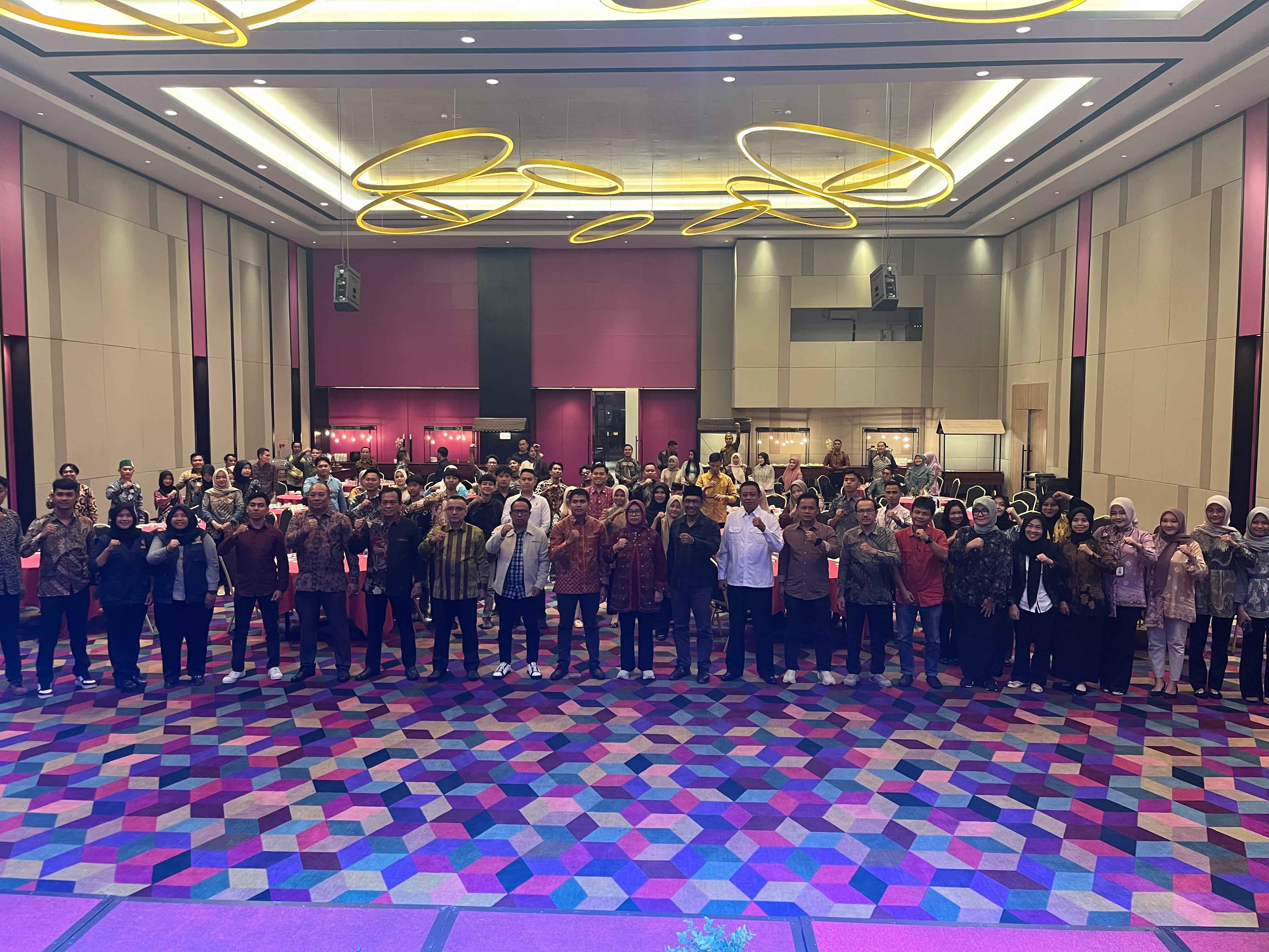 Photo Plh Ketua Bawaslu Sumsel, Ketua Bawaslu OKU, Anggota Bawaslu OKU dan Para Peserta 