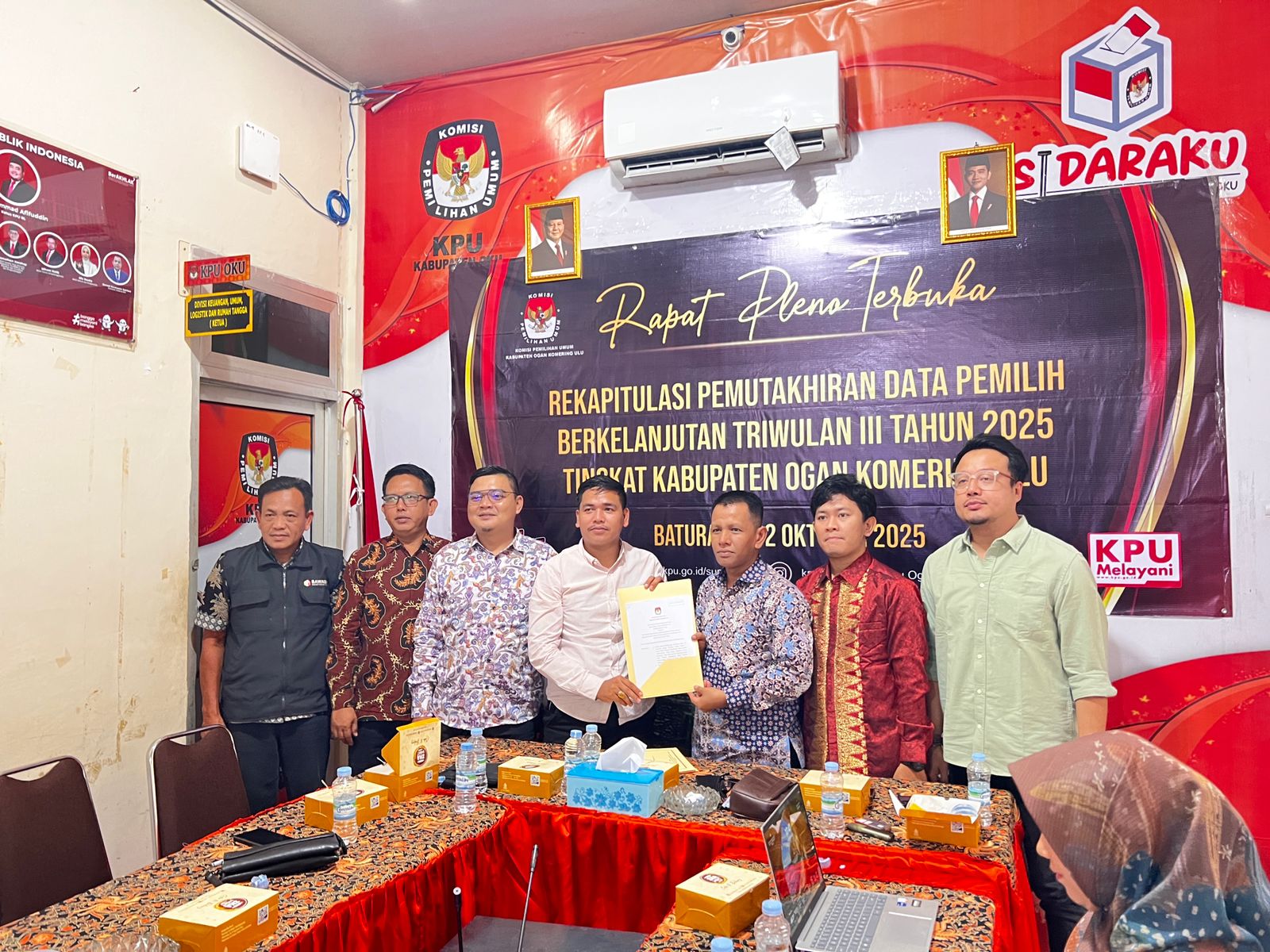 Photo Ketua Bawaalu OKU beserta Ketua dan Anggota KPU OKU