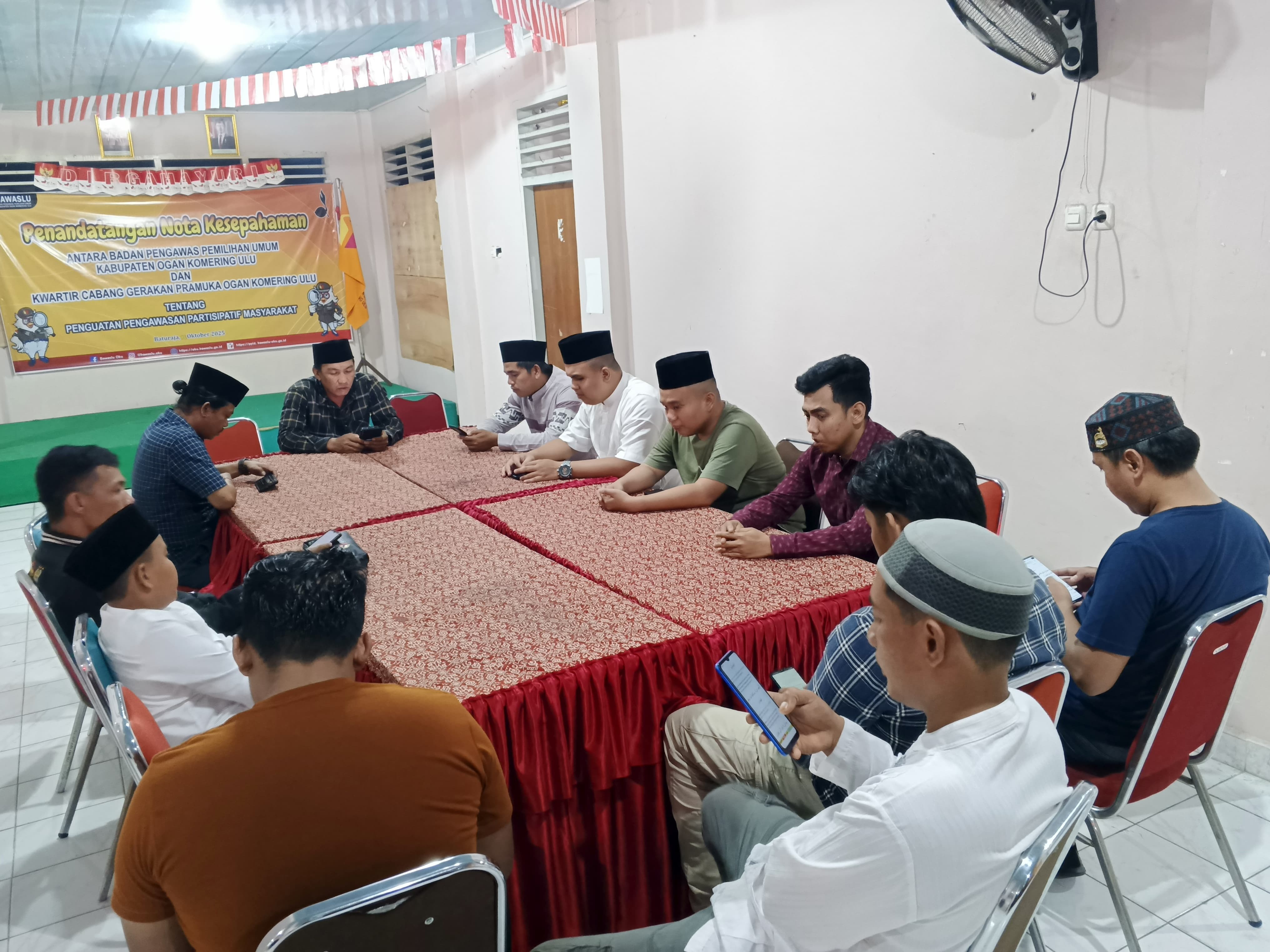 Poto Ketua Bawaslu OKU Anggi Irawan, S.Pd dan Kordiv HP2H Yudi Risandi, S.Sos.,M.Si doa bersama dengan para staf Bawaslu OKU