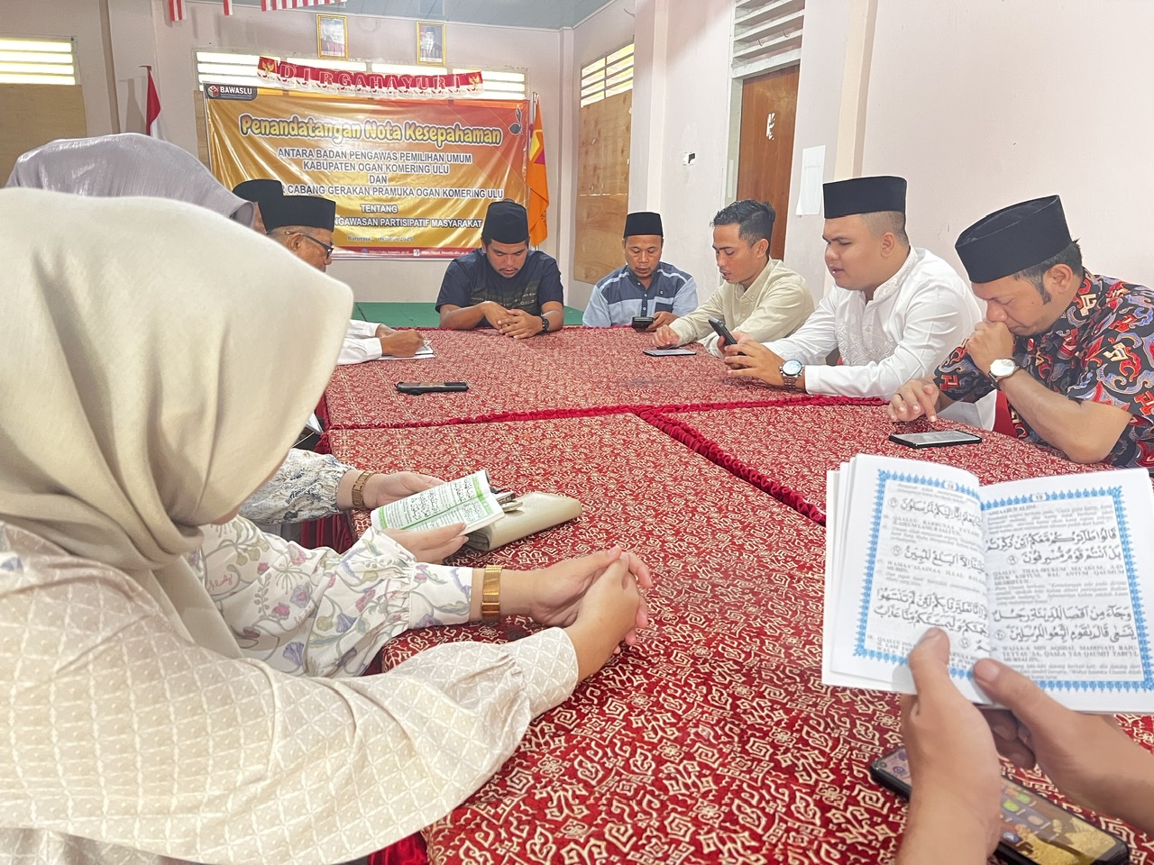 Poto Ketua Bawaslu OKU beserta staf Bawaslu OKU gelar Jumat Sehati dan Pembacaan Doa Yasin