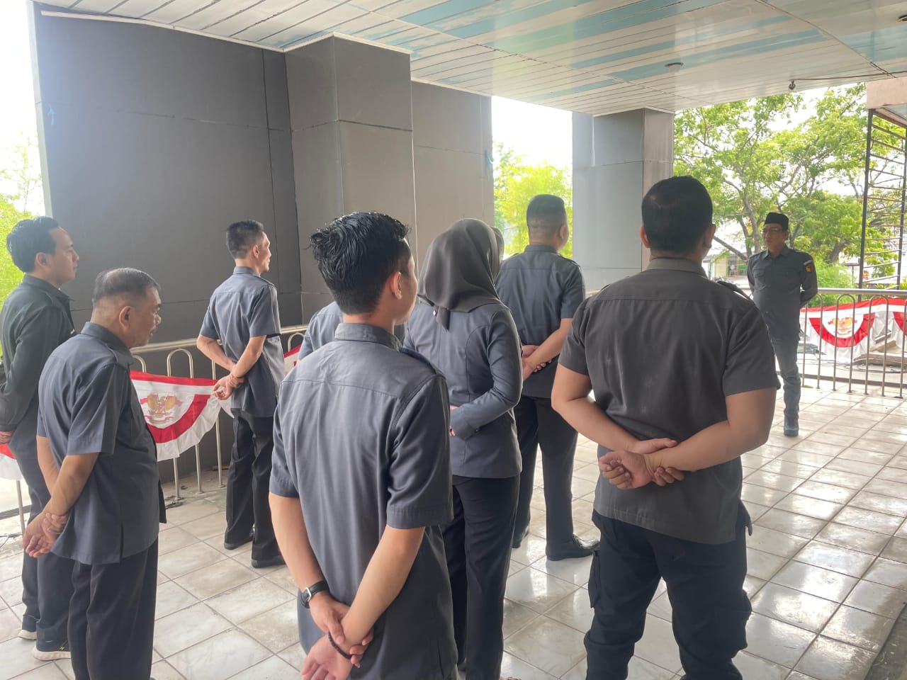 Poto Kordiv HP2H Bawaslu OKU Yudi Risandi, S.Sos.,M.Si pimpin apel senin pagi 