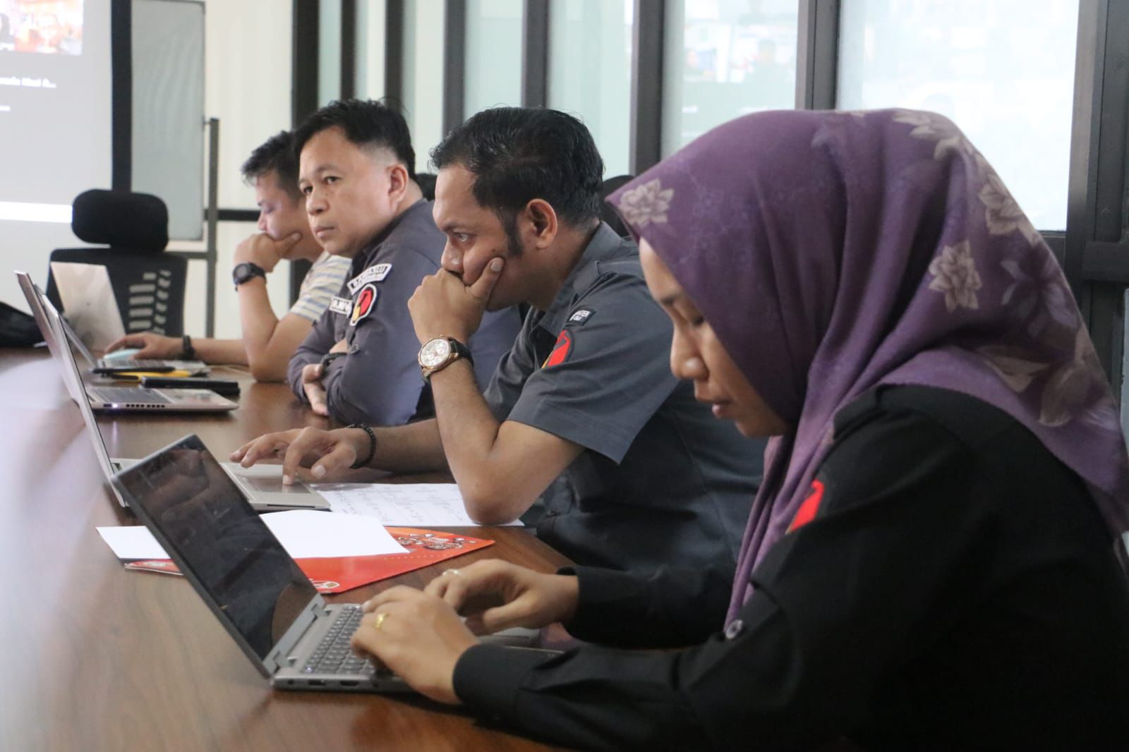 Phot Eric Carpanda Staf Bawaslu OKU Saat Hadiri Validasi Data Penanganan Pelanggaran. 