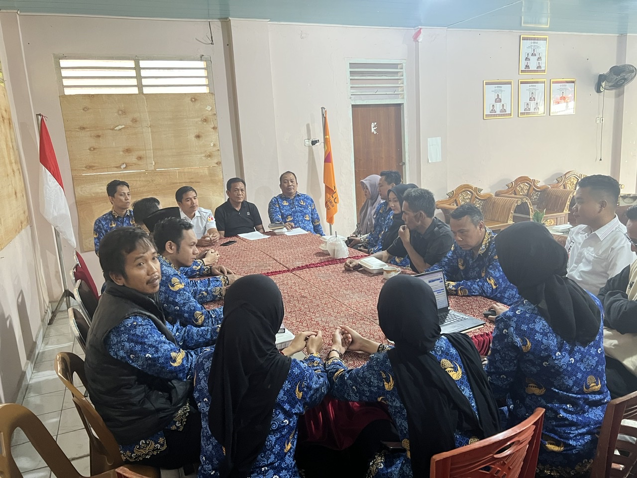 Photo Rapat Ketua Bawaslu OKU Bersama para Anggota Komisioner, Kasubag dan Staf