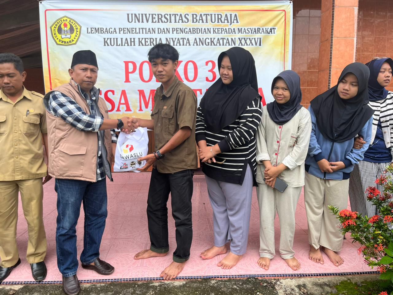 Photo Ahmad Kabul.SH.MH. Saat Penyerahan Souvernir Ke Mahasiswa Unbara Saat KKN.  