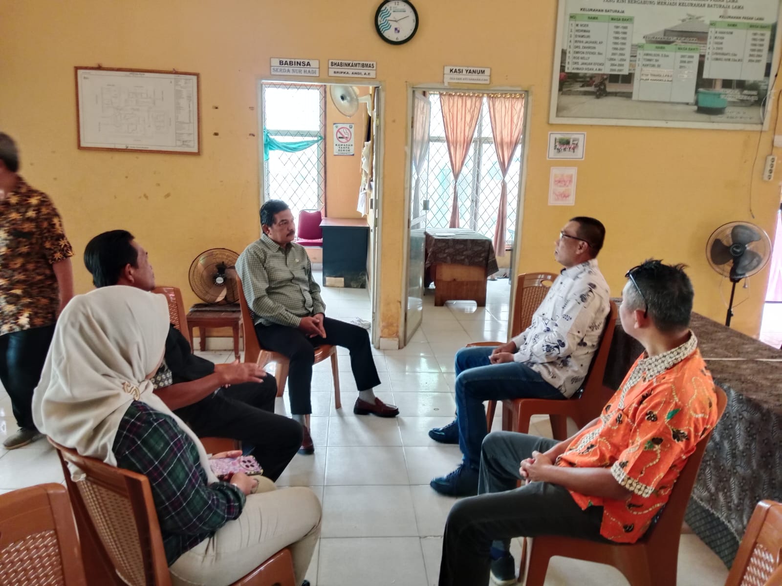Photo Anggota Bawaslu OKU Yudi Risandi beserta Kasubag Erwin Adiwijaya bersama Lurah Baturaja Lama