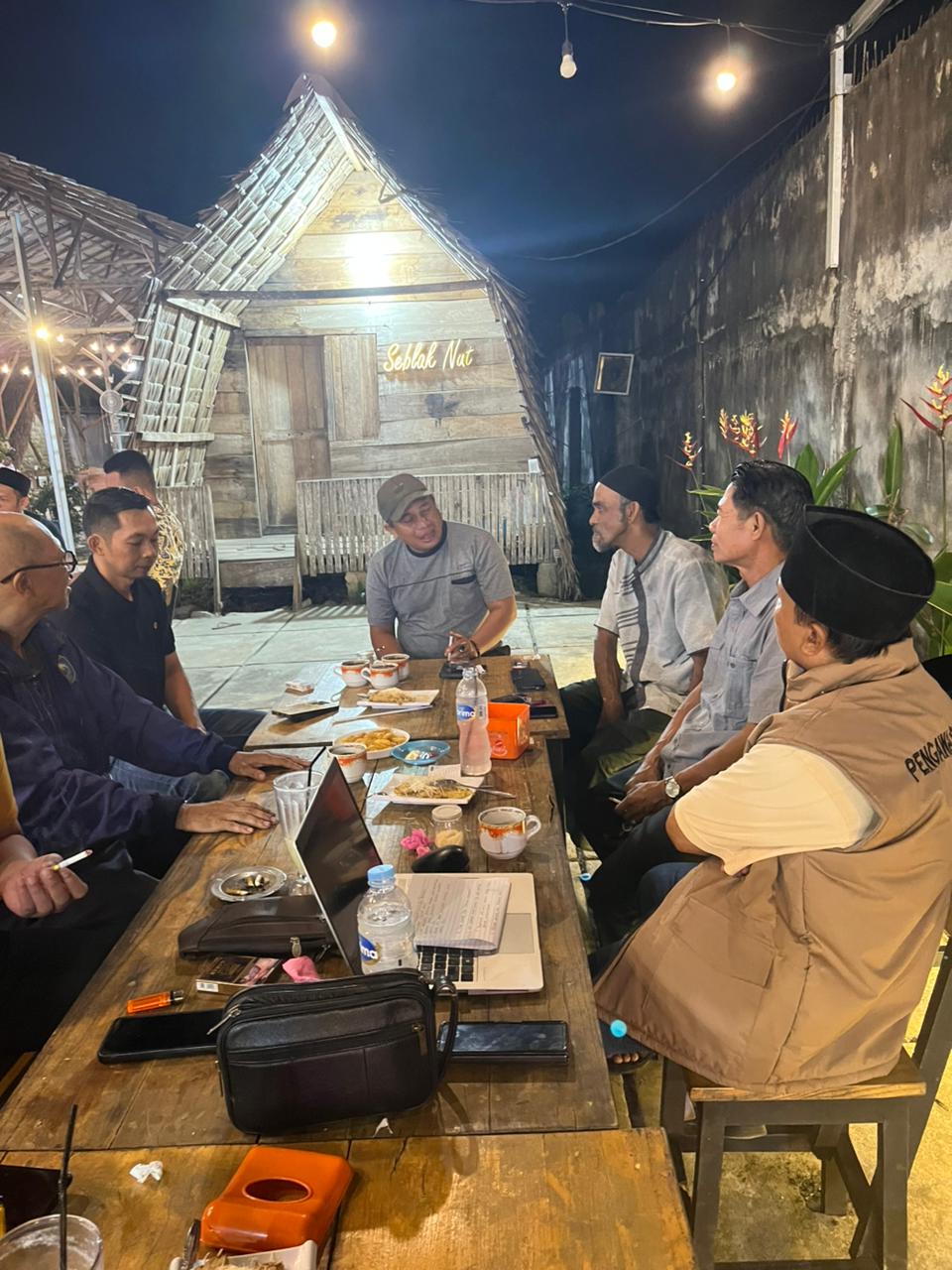 Photo Saat berdiskusi di Nut Area Kuliner Baturaja OKU 