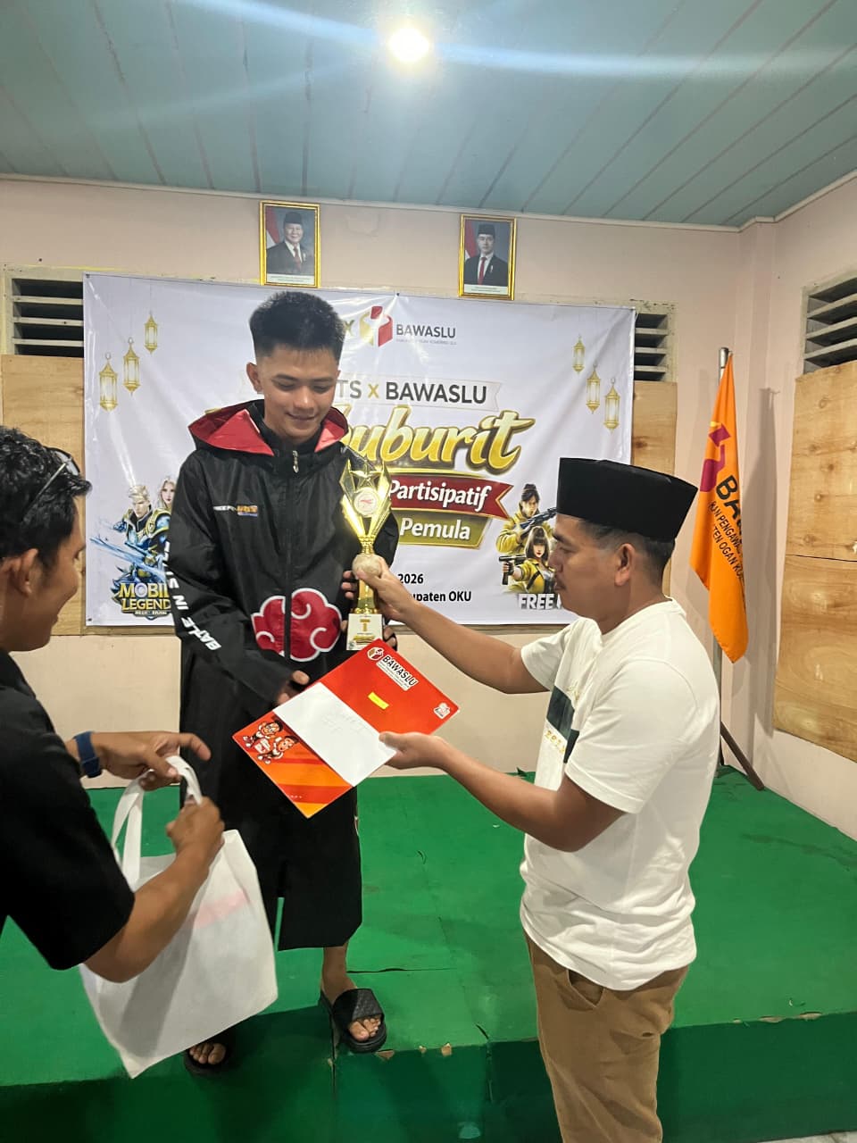 Pemberian Hadiah Kepada Peserta Ngabuburit Pengawasan Partisipatif. 
