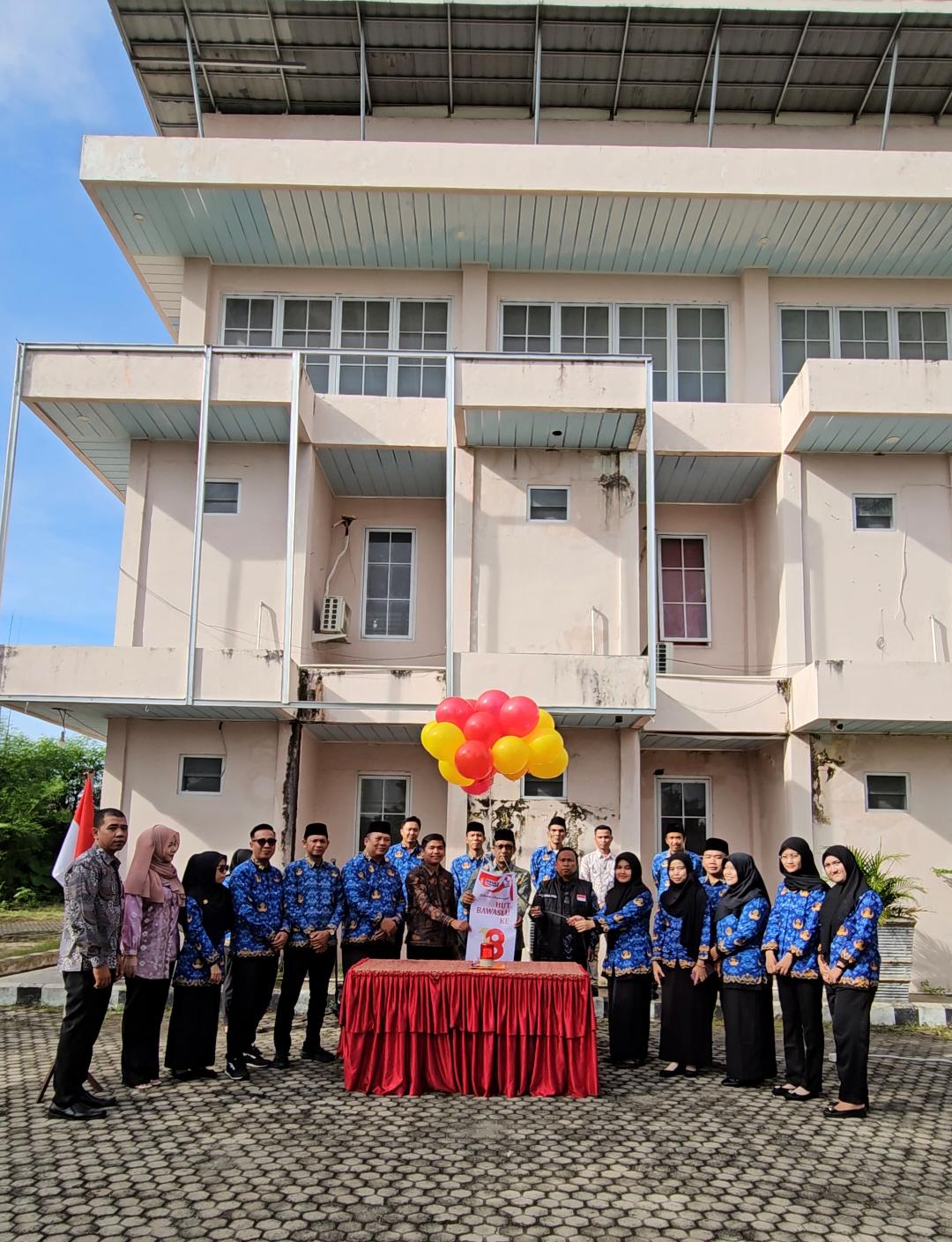 Photo Bersama Penerbangan Balon Terbang Pada Perayaan Hut Bawaslu Ke18 
