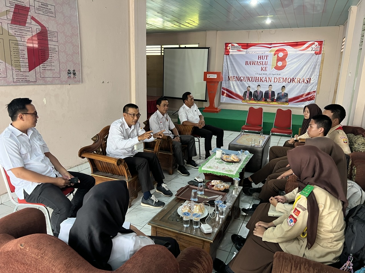 Photo Kordiv HP2H Bawaslu OKU bersama Pemilih Pemula SMAN 5 OKU