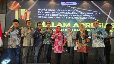 Photo Yudi Risandi Kordiv HP2H Bawaslu OKU Bersama Ibu Massuryati Kordiv P2H Bawaslu Prov Sumsel