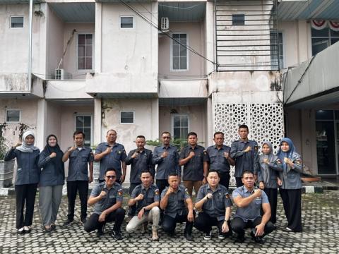 Photo Bersama Ketua Bawaslu OKU, Komisoner, Kasek, Kasubag dan Seluruh Staf ASN Bawaslu OKU