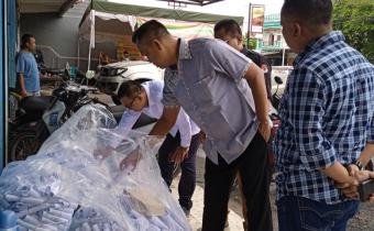 Syarkani Saat Melakukan Pengawasan Melekat di gudang Logistik KPU OKU