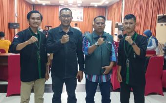 Ketua Bawaslu OKU Yudi Risandi dan Ahmad Kabul Saat  Photo Bersama dengan  Peserta Partisisptif 