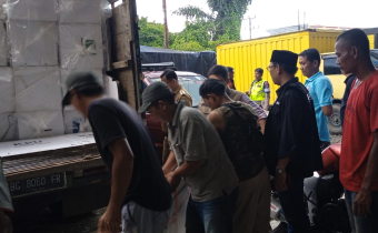 Photo Ketua Bawaslu OKU Saat Melakukan Pengawasan di gudang logistik   