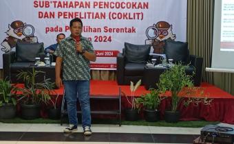 Pimpinan Bawaslu OKU  Feru, SE Saat Menyampaikan Materi 