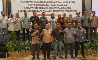 Photo Peserta Rapat Dengan Masuryati Saat Penutupan acara 