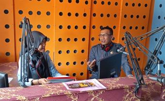 Ketua Bawaslu OKU Saat Talkshow di Baturaja Radio