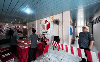 PHOTO DEKORASI KANTOR BAWASLU OKU