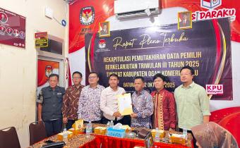 Photo Ketua Bawaalu OKU beserta Ketua dan Anggota KPU OKU