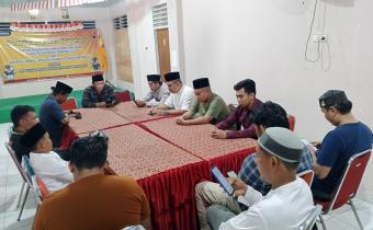 Poto Ketua Bawaslu OKU Anggi Irawan, S.Pd dan Kordiv HP2H Yudi Risandi, S.Sos.,M.Si doa bersama dengan para staf Bawaslu OKU