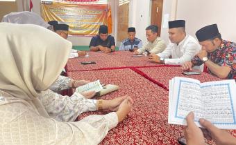 Poto Ketua Bawaslu OKU beserta staf Bawaslu OKU gelar Jumat Sehati dan Pembacaan Doa Yasin