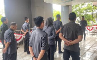 Poto Kordiv HP2H Bawaslu OKU Yudi Risandi, S.Sos.,M.Si pimpin apel senin pagi 