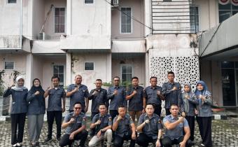 Photo Bersama Ketua Bawaslu OKU, Komisoner, Kasek, Kasubag dan Seluruh Staf ASN Bawaslu OKU