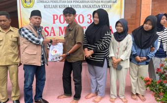 Photo Ahmad Kabul.SH.MH. Saat Penyerahan Souvernir Ke Mahasiswa Unbara Saat KKN.  