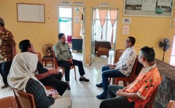 Photo Anggota Bawaslu OKU Yudi Risandi beserta Kasubag Erwin Adiwijaya bersama Lurah Baturaja Lama